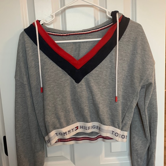 TOMMY HILFIGER CROPPED HOODIE - Picture 2 of 4